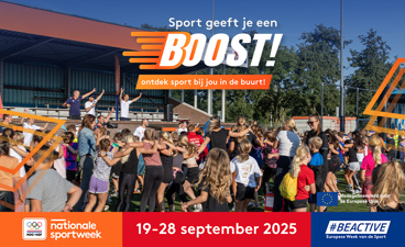 Aankondigingsbeeld voor Nationale Sportweek 2025 met dansende kinderen onder leiding van de wethouder en buurtsportcoaches.