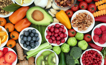 Een tafel vol met groente en fruit