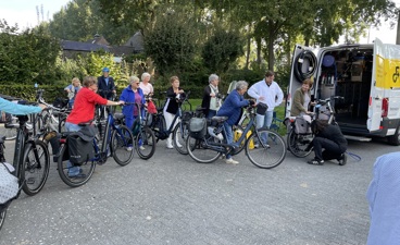 Mensen wachten met hun fiets op een check bij de fietsenmaker