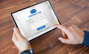 Foto van tabblet met contactformulier erop