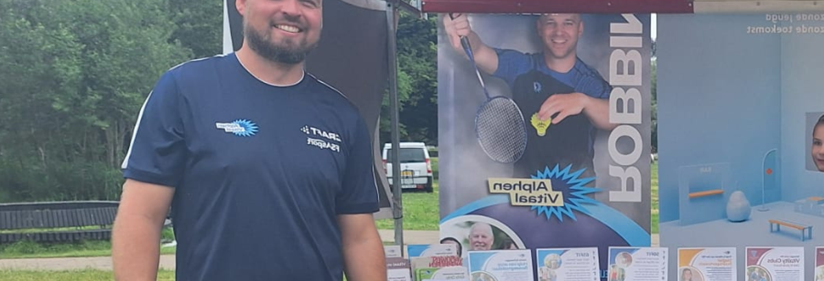 Buurtsportcoach Alphen Vitaal staat in marktkraam