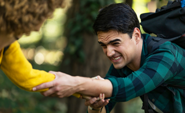 Vrouw biedt helpende hand aan man tijdens wandelen