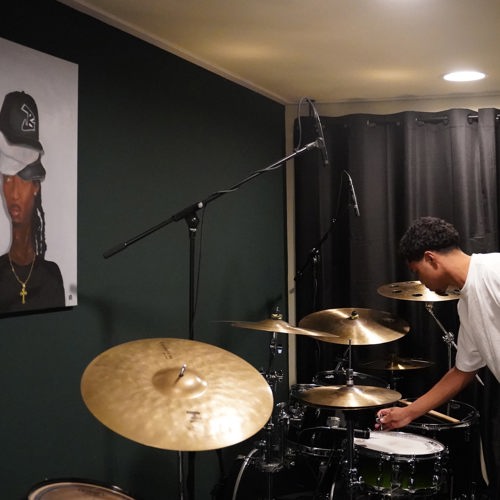 Giordano van der Veen in actie op de drums