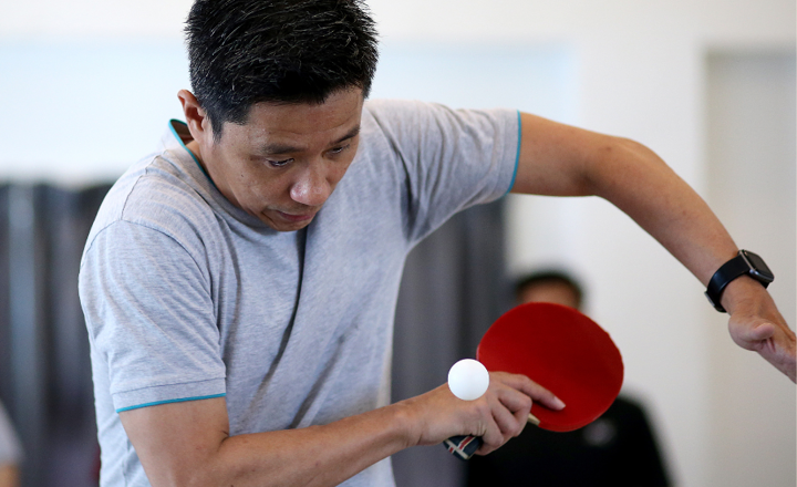 Man speelt tafeltennis