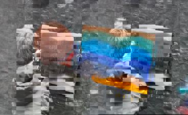 Jongen maakt graffiti tijdens een activiteit van de cultuurcoaches