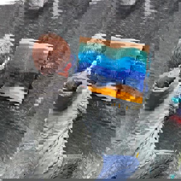 Jongen maakt graffiti tijdens een activiteit van de cultuurcoaches