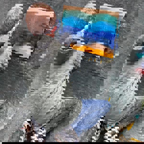 Jongen maakt graffiti tijdens een activiteit van de cultuurcoaches