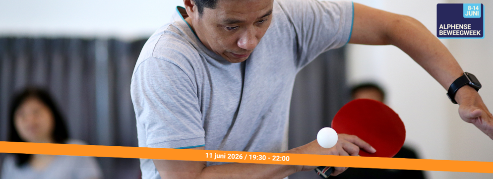 Man speelt tafeltennis