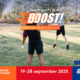 Aankondigingsbeeld voor Nationale Sportweek 2025 met actiefoto van fitnessende volwassenen in de buitenlucht.