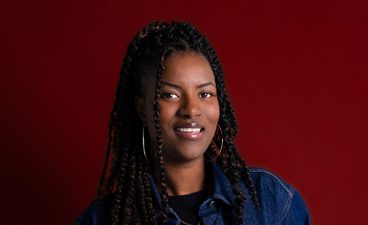 Chanty Louis poseert