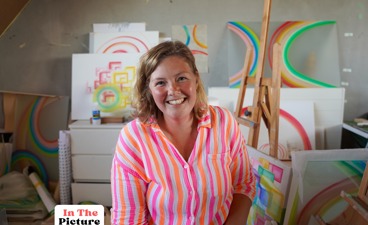 Daphne Rijkoort poseert bij kunstwerken