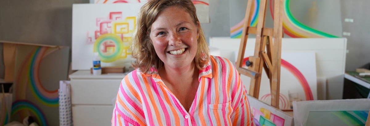 Daphne Rijkoort poseert bij kunstwerken
