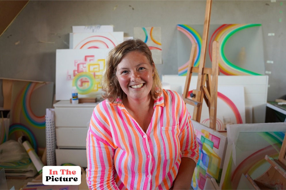 Daphne Rijkoort poseert bij kunstwerken