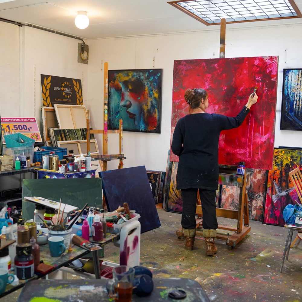 Femke Kock in actie in haar atelier