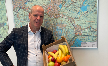 Wethouder Gert-Jan Schotanus poseert met fruit