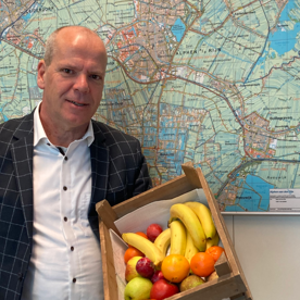 Wethouder Gert-Jan Schotanus poseert met fruit