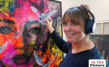 Femke Kock poseert tijdens het schilderen