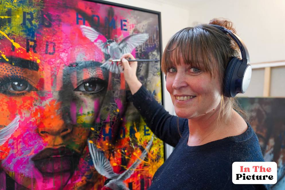 Femke Kock poseert tijdens het schilderen