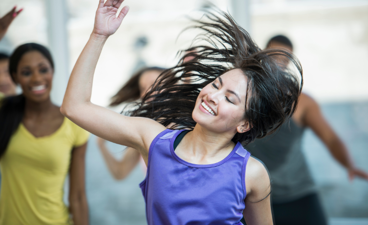 Volwassen vrouw danst tijdens dansles