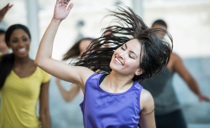 Volwassen vrouw danst tijdens dansles