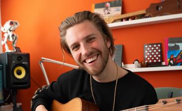 Merijn de Jeu poseert tijdens het gitaarspelen