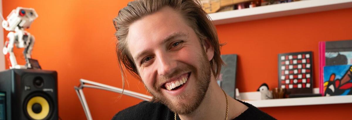 Merijn de Jeu poseert tijdens het gitaarspelen