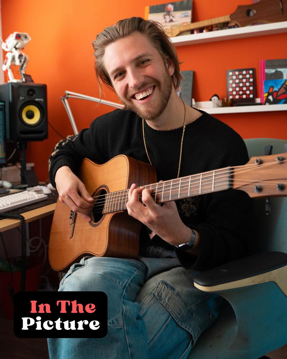 Merijn de Jeu poseert tijdens het gitaarspelen