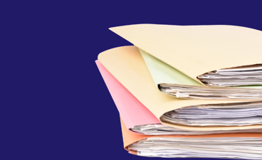 Opelkaar gestapelde dossiers