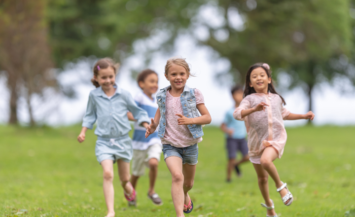 rennende en lachende kinderen op een veld