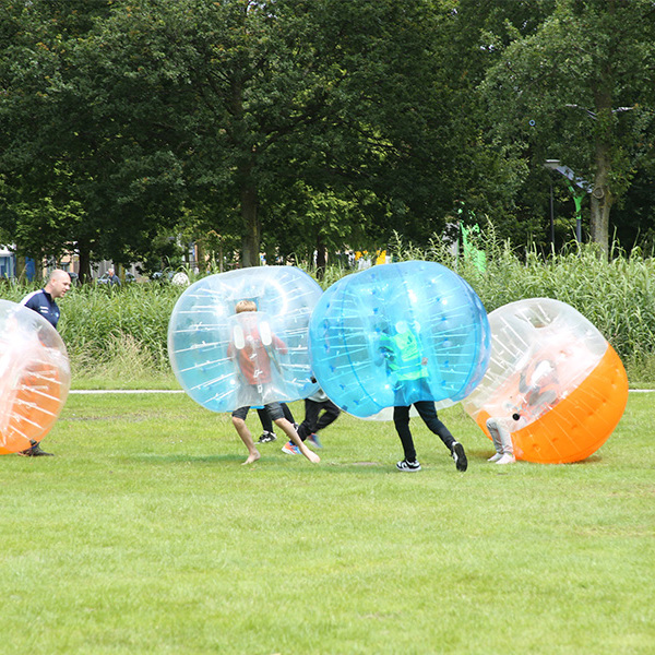 Kinderen rennen in Bubbleballen rond op een veld