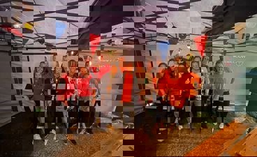 De winnaars van sportontmoeting 2025 poseren met bekers