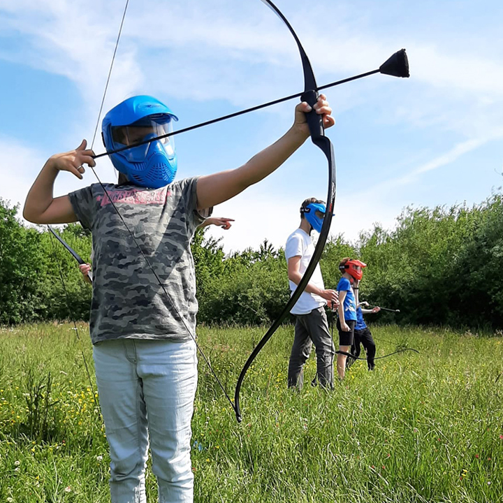 Kinderen doen mee met de activiteit Archery Tag.