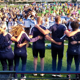 Team Alphen Vitaal doet tijdens de Nationale Sportweek 2024 een warming up met kinderen uit het basisonderwijs.