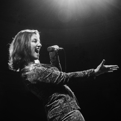 Muziekant Fay Claassen zingt Fotograaf Ronald Snijders