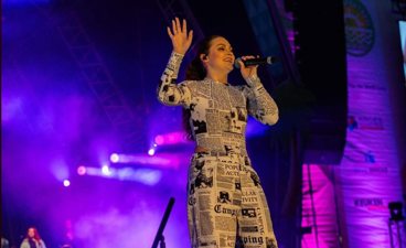 Daya Hendrix zingt op het podium