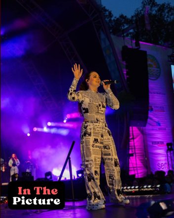 Daya Hendrix zingt op het podium