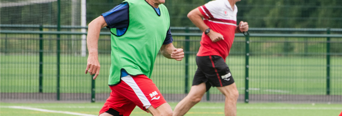 Oudere mannen rennen op een voetbalveld