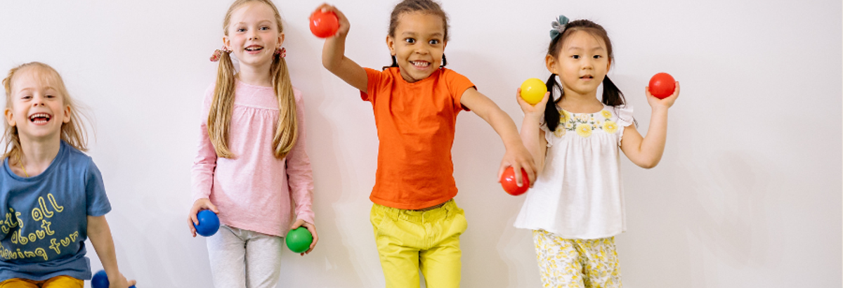 lachende kinderen met ballen in hun hand