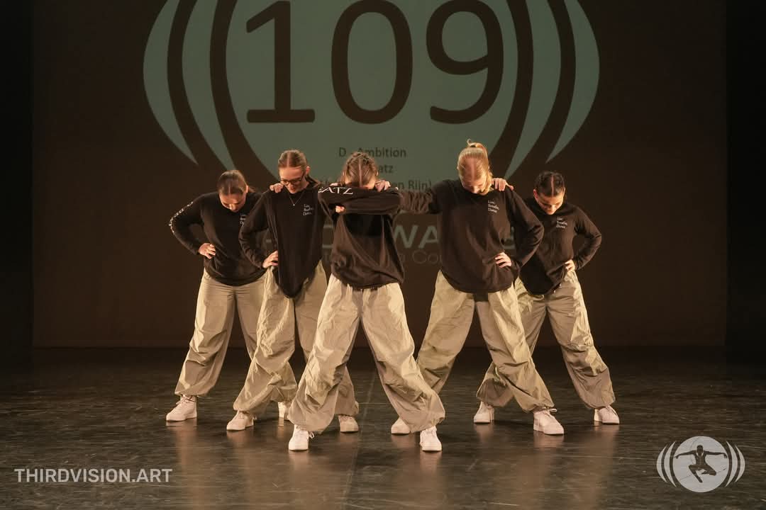 Dansgroep staat in beginpose klaar voor hun optreden.