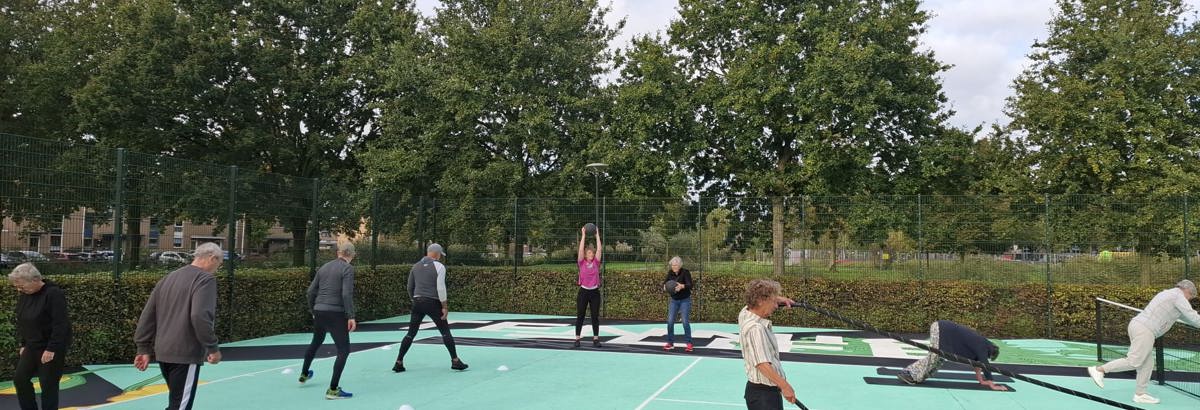 Sporters in actie op het sportveld in het Europapark in Alphen aan den Rijn