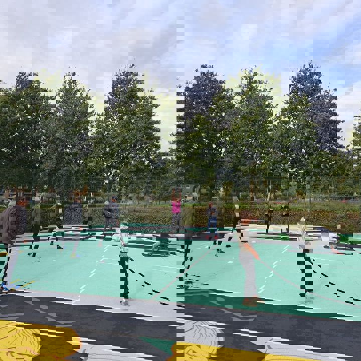 Sporters in actie op het sportveld in het Europapark in Alphen aan den Rijn