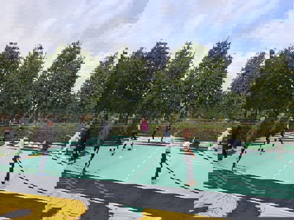 Sporters in actie op het sportveld in het Europapark in Alphen aan den Rijn