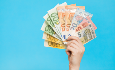 Hand met briefgeld