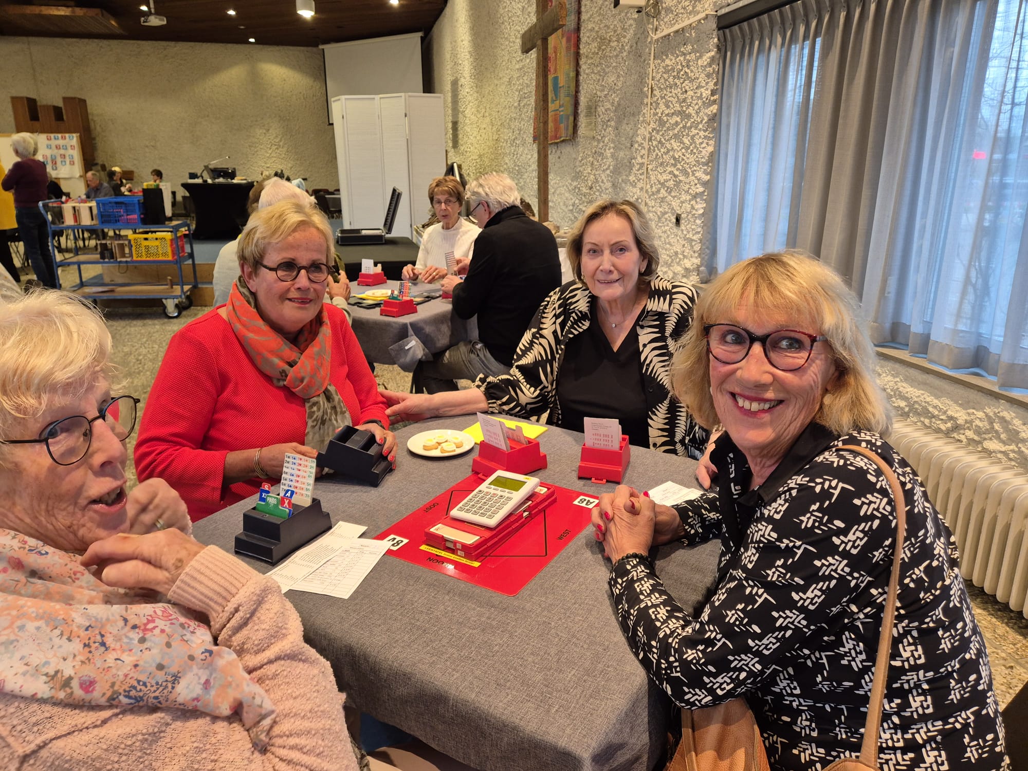 Groepje dames van Bridge Club Het Groene Hart spelen bridge,