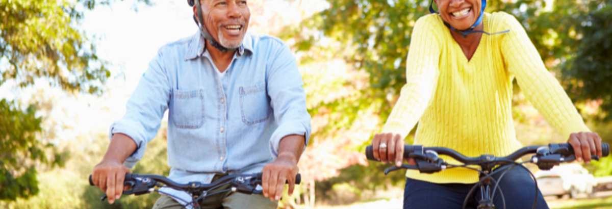 Man en vrouw fietsen