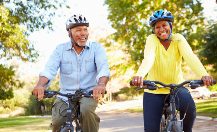 Man en vrouw fietsen