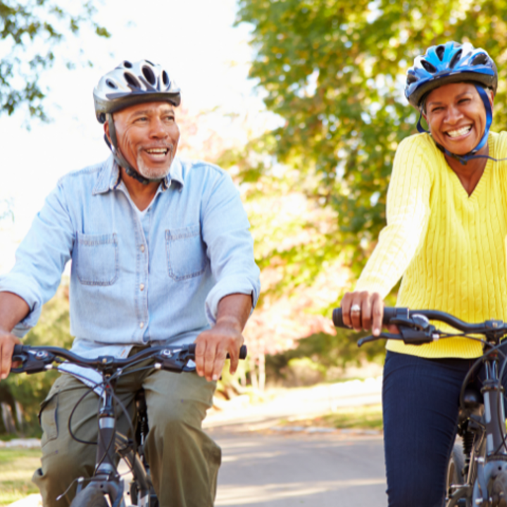 Man en vrouw fietsen