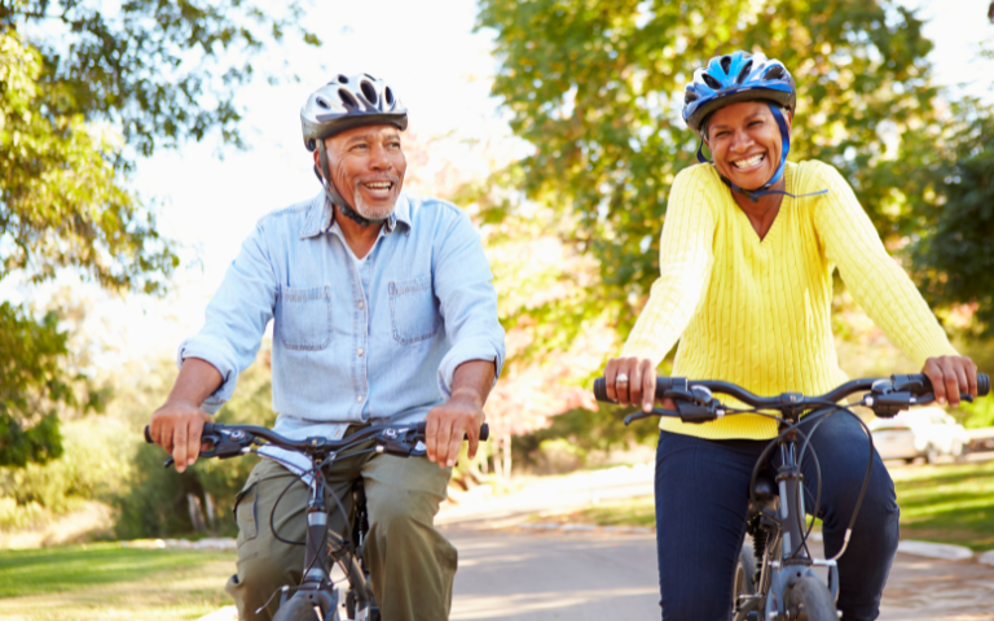 Man en vrouw fietsen