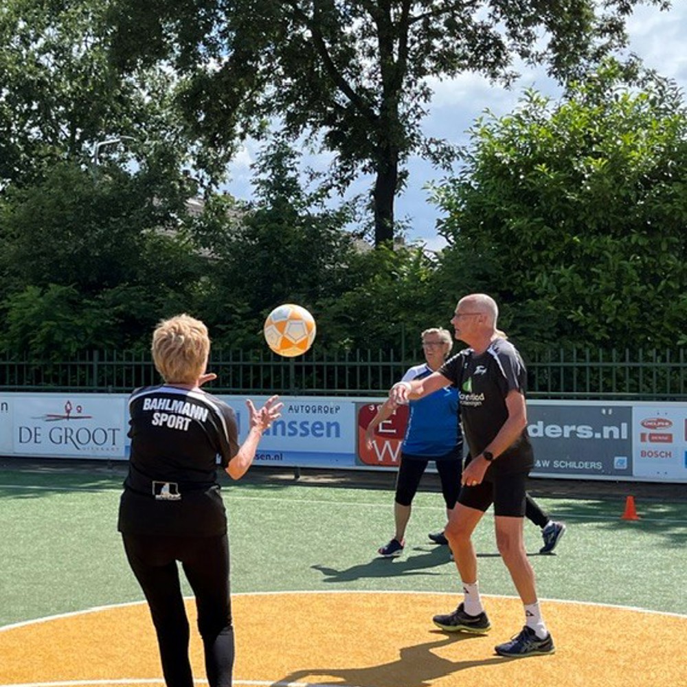 Actiefoto tijdens KV Tempo Oldstars Korfbal 