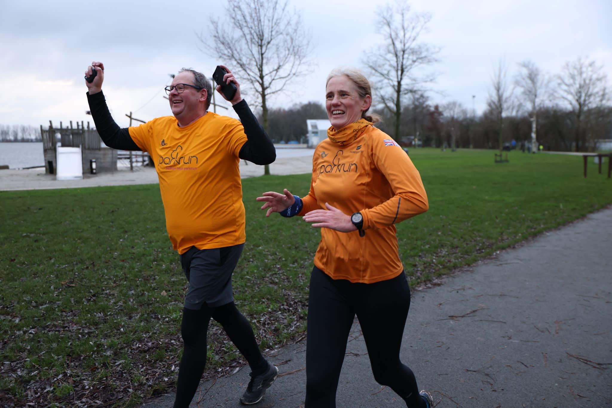 Twee enthousiaste deelnemers aan de Parkrun rond de Zegerplas in Alphen aan den Rijn